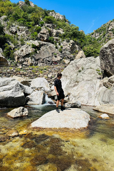 Nos jeunes grimpent sur les rochers