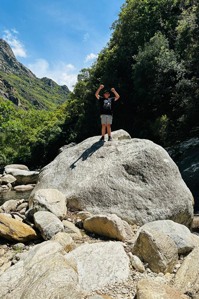Nos jeunes grimpent sur les rochers