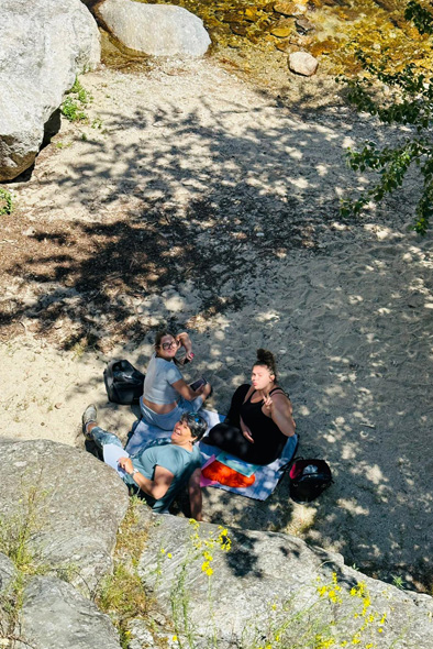 Discussions au bord du ruisseau