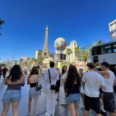 Groupe d'orphelins d'Orphéopolis en sortie à Las Vegas, marchant ensemble dans la rue.