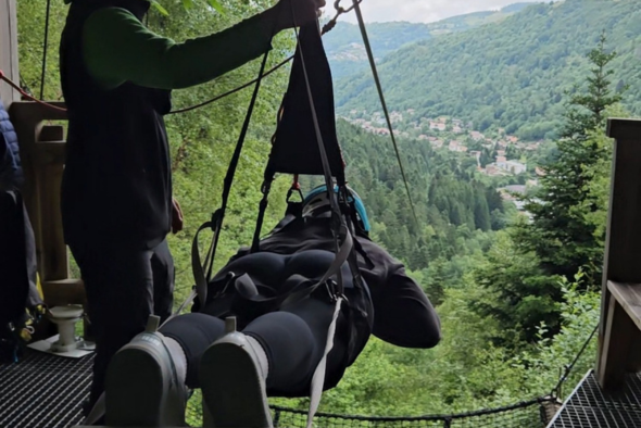 Orphelin d'Orphéopolis franchissant un obstacle avec des pneus suspendus dans les arbres