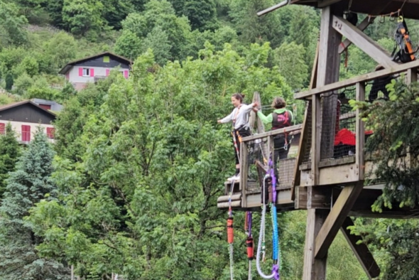 Orpheline d'orphéopolis s'apprêtant à sauter dans le vide