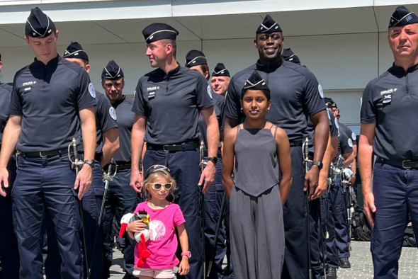 Orphelins d'Orphéopolis posant avec les policiers