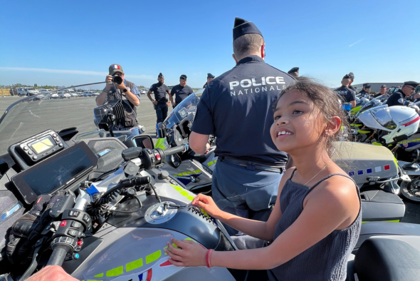 Orpheline d'Orphéopolis sur une moto de police