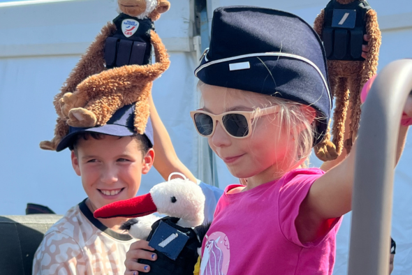 Orphelins de policiers avec des doudous mascotte de policiers