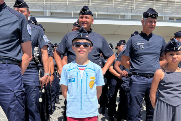 Orphelins d'Orphéopolice posant au garde à vous avec des policiers