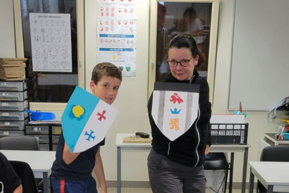 Orphelins d'Orphéopolis avec leur blason