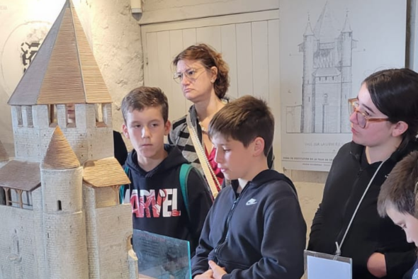 Orphelins d'Orphéopolis en haut de la tour César