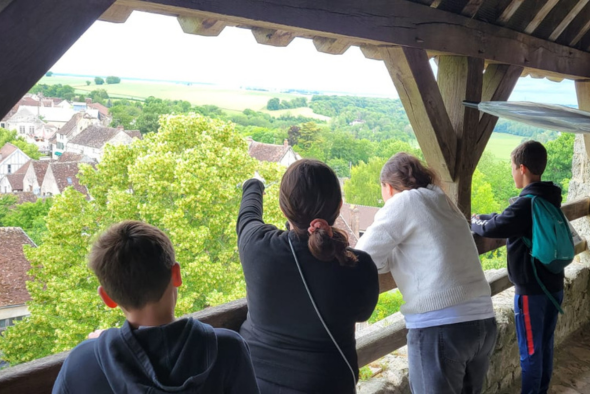 Les orphelins d'Orphéopolis lors de la visite de la tour César