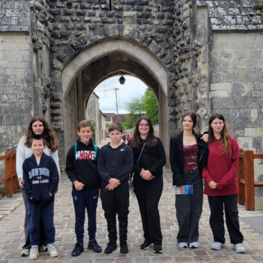 Orphelin d'Orphéopolis dessinant son blason