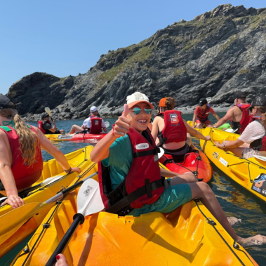 Orphelin d'Orphéopolis sur un canoë-kayak