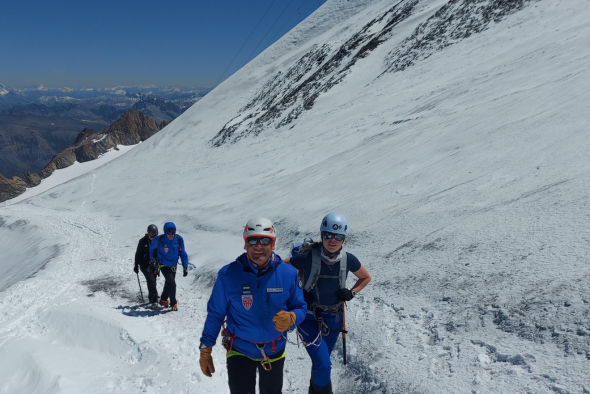 Orphelins d'Orphéopolis marchant sur un glacier enneigé.