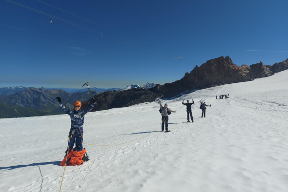 Orphelins d'Orphéopolis progressant sur un glacier sous un ciel bleu clair.