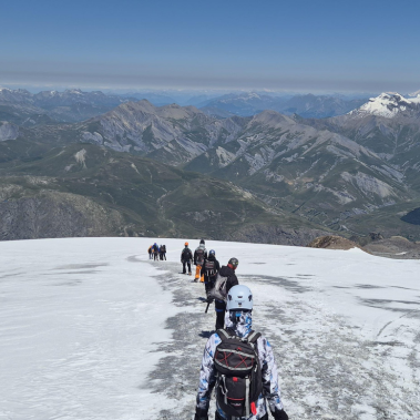 Orphelins d'Orphéopolis gravissant les montagnes, ils sont tous les uns derrières les autres