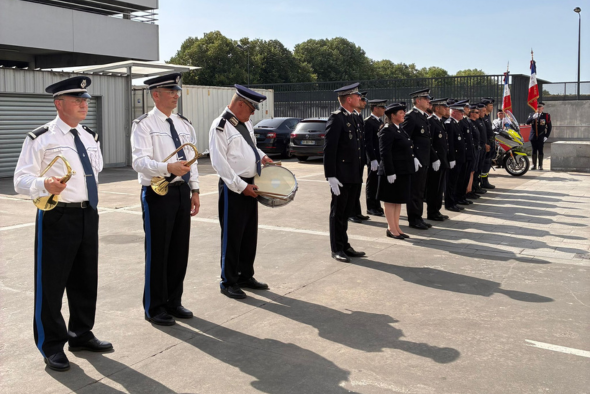 Orphéopolis – cérémonie avec rangée de policiers en uniforme rendant hommage aux policiers morts en service à Bordeaux le 24 juin.