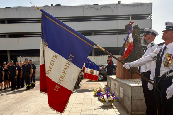 Orphéopolis – dépôt de gerbe devant le monument aux morts avec drapeau français lors de la commémoration des policiers morts en service à Bordeaux le 24 juin.