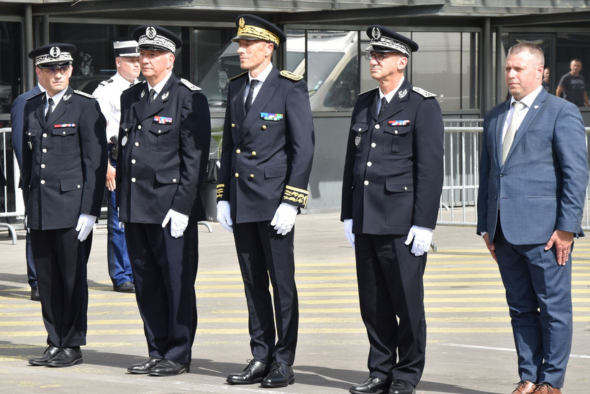 Orphéopolis – alignement de policiers en grande tenue lors de la commémoration des policiers morts en service à Bordeaux le 24 juin