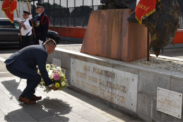 Orphéopolis – dépôt de fleurs au pied du monument en hommage aux policiers morts en service à Bordeaux le 24 juin