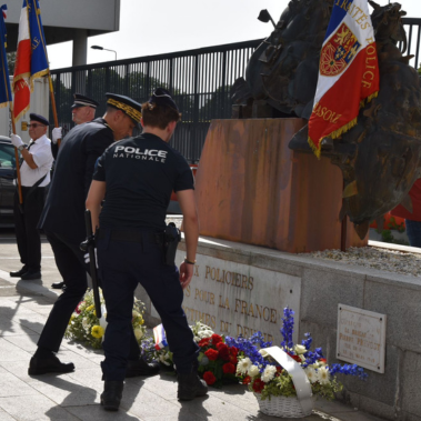 Monument commémoratif en hommage aux policiers morts en service, fleuri par Orphéopolis