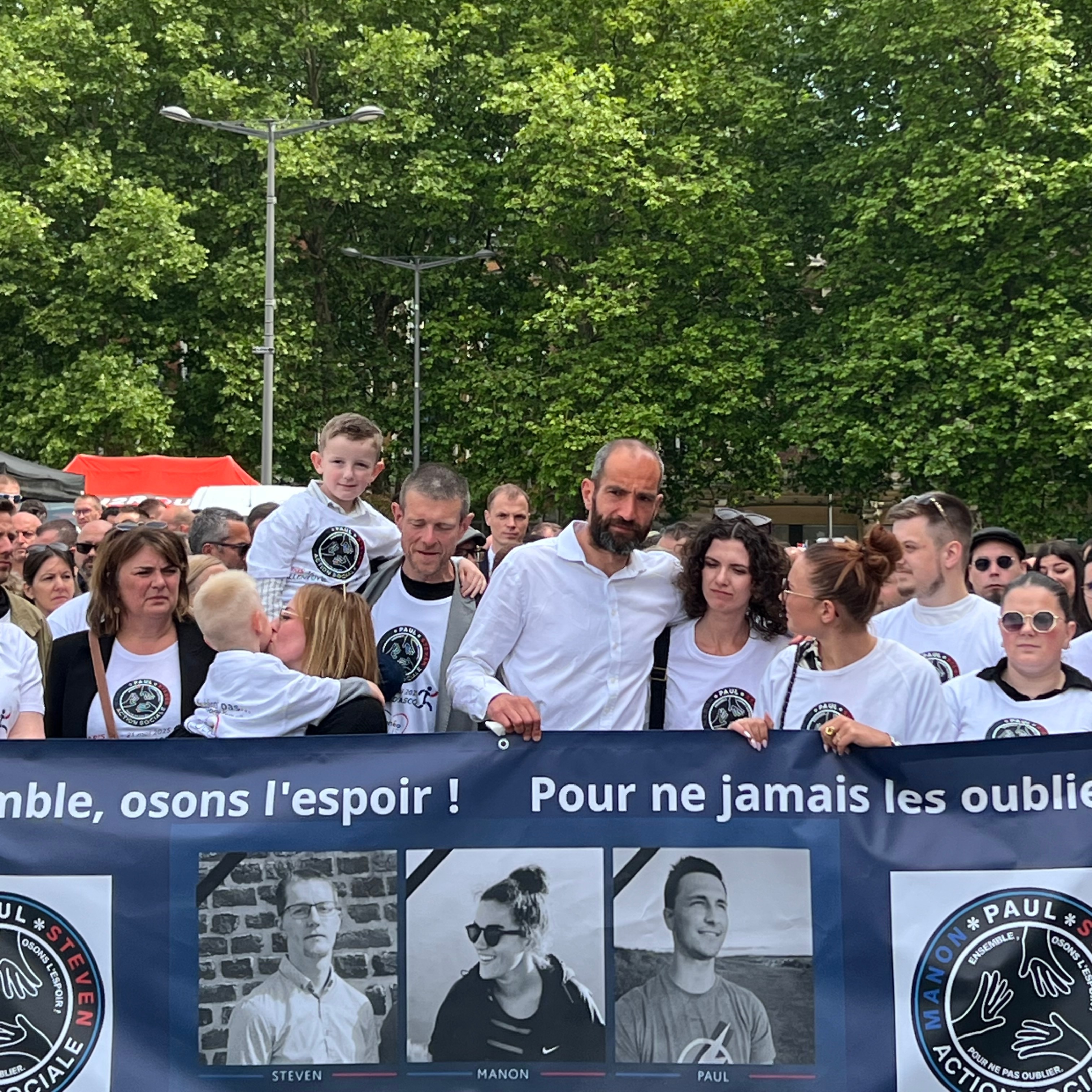 Marche blanche à Roubaix en mémoire de Manon, Paul et Steven