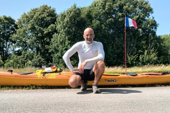 Jérôme Debos traverse la France en kayak pour soutenir les orphelins de policiers