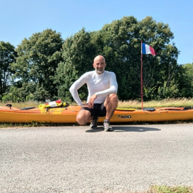 Jerome Debos devant son kayak