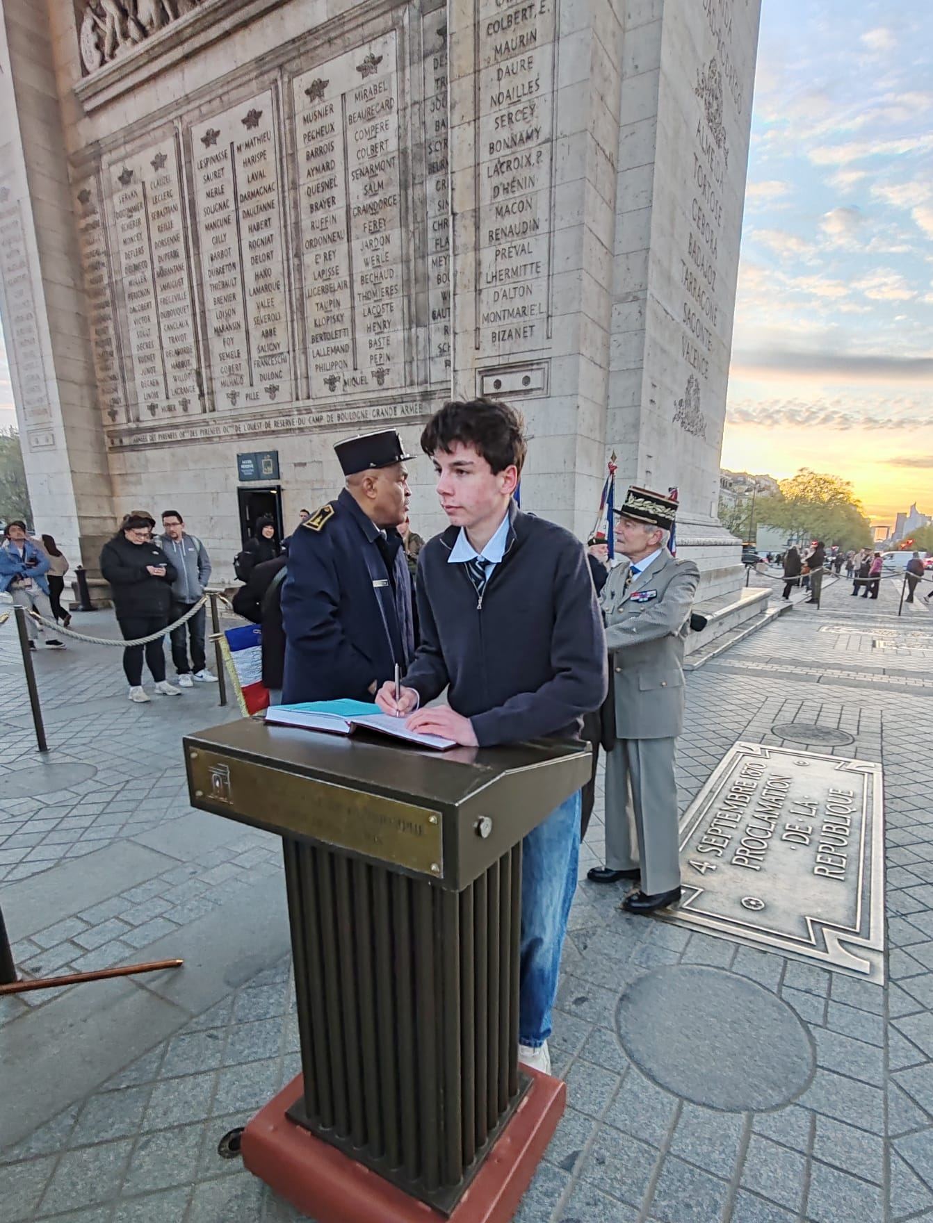 Notre jeune protégé signant le registre