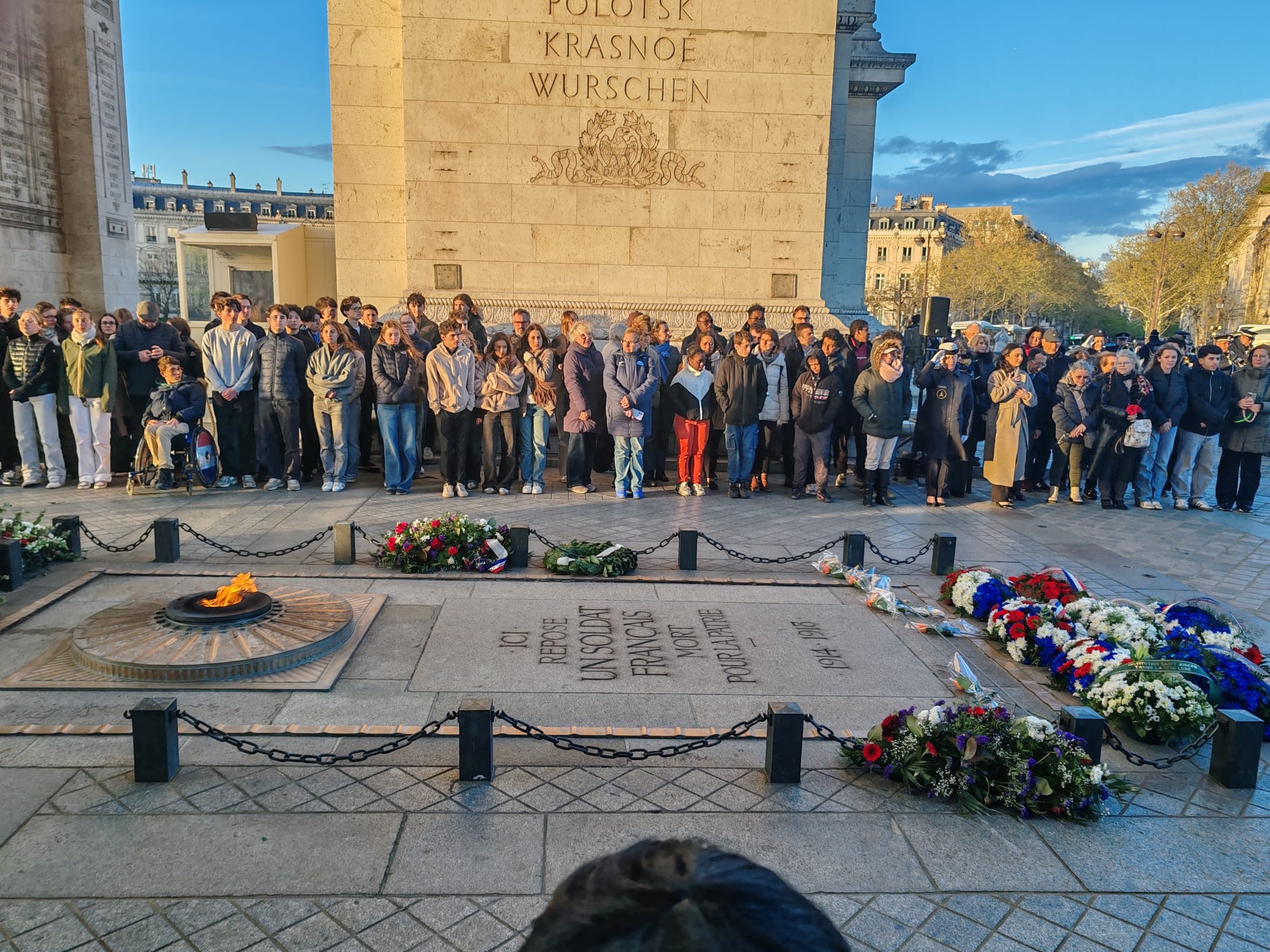 Photo de groupe sous l'Arc de triomphe