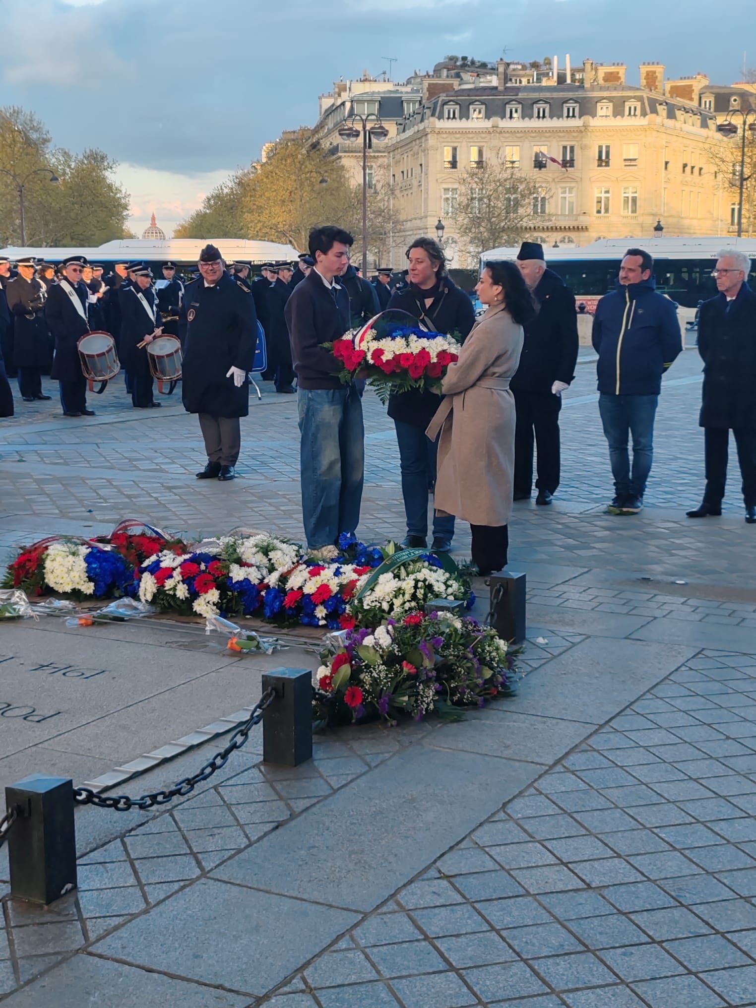 Dépôt de fleur par notre protégé