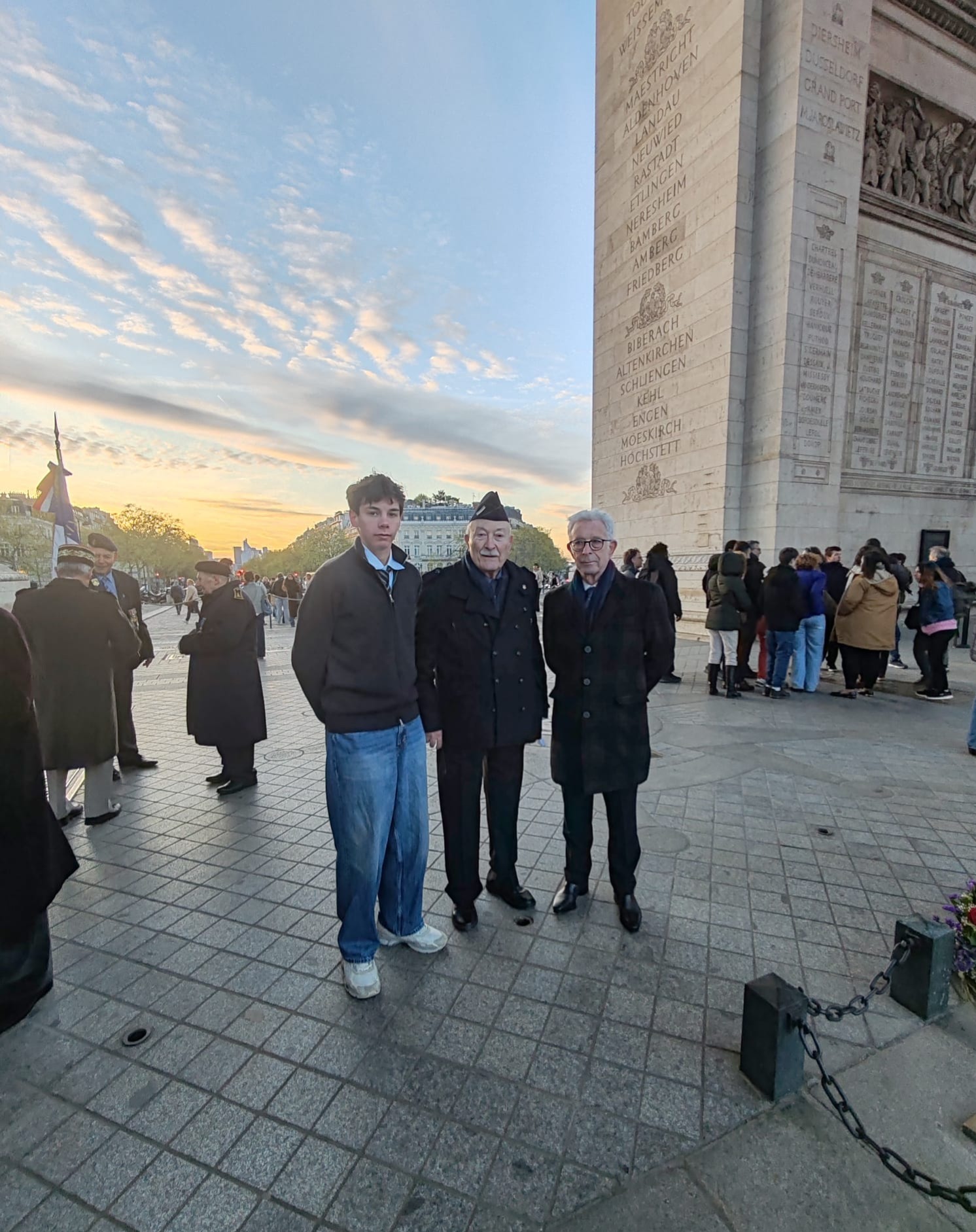 Notre jeune protégé sous l'arc de triomphe