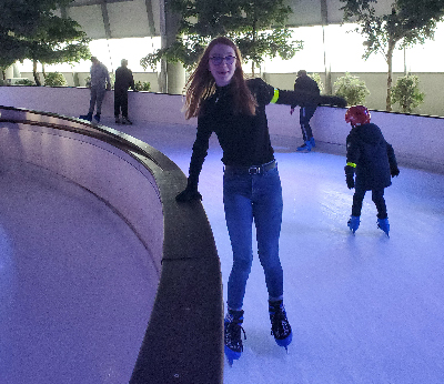 Jeune fille qui patine