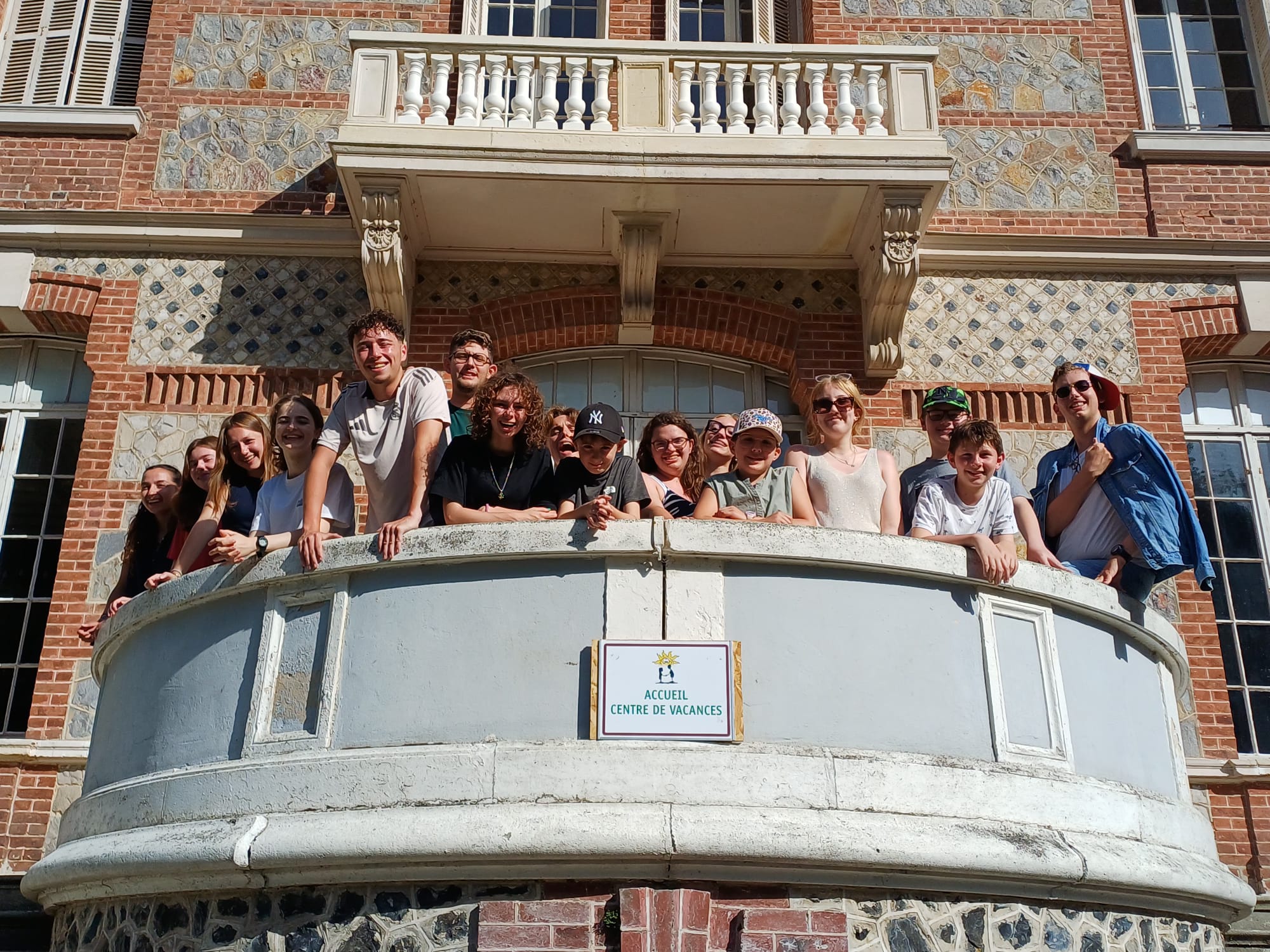 Photo de groupe avec nos jeunes sur un balcon