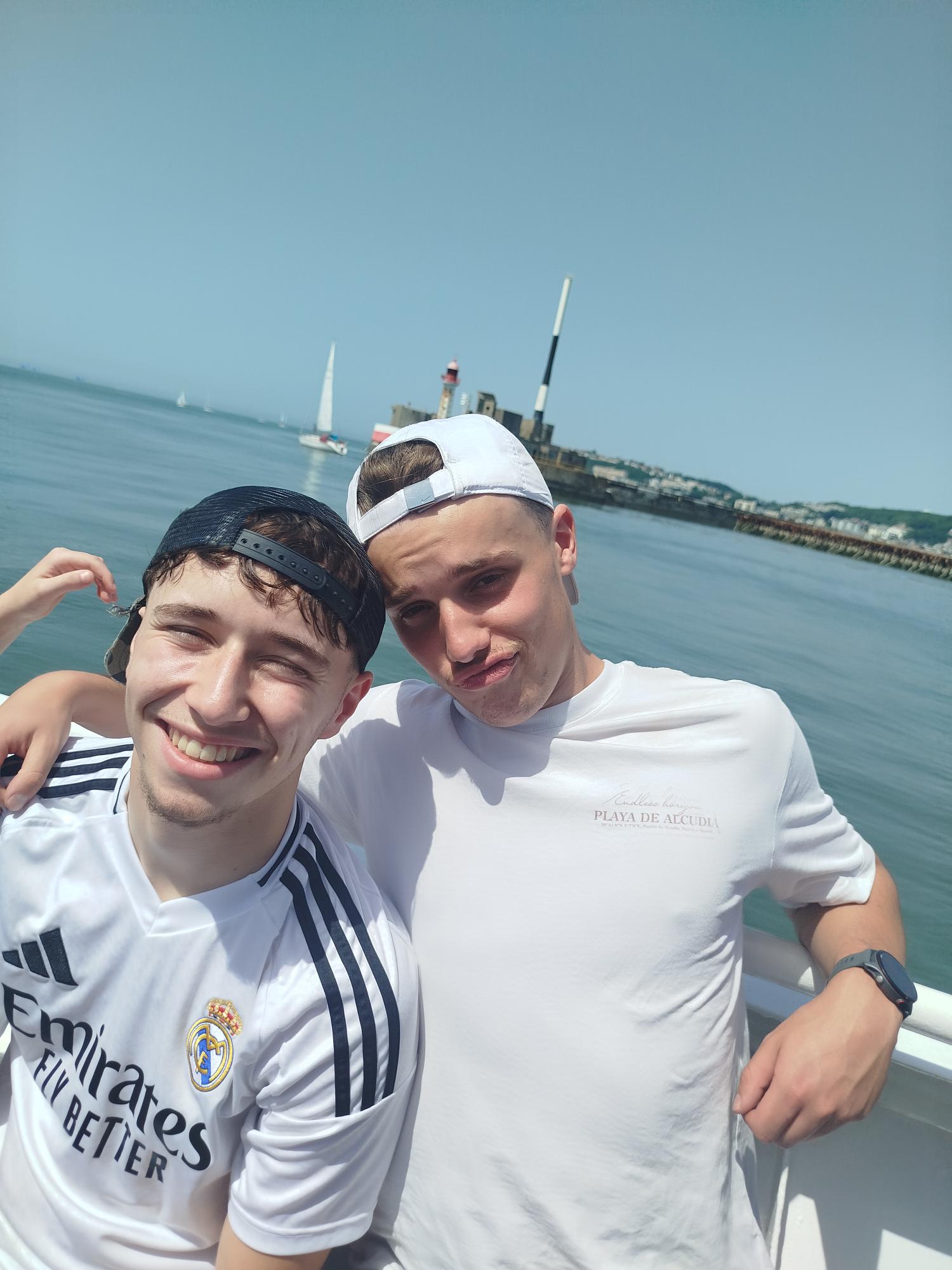 Selfie de deux jeunes devant le port