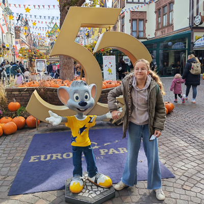petite fille souriante au coté d'une souris