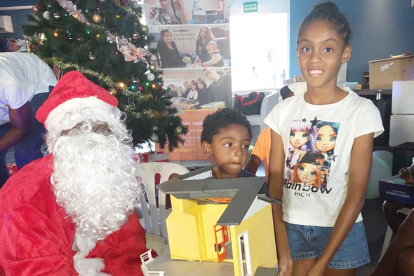 Le père Noël offre les cadeaux aux enfants