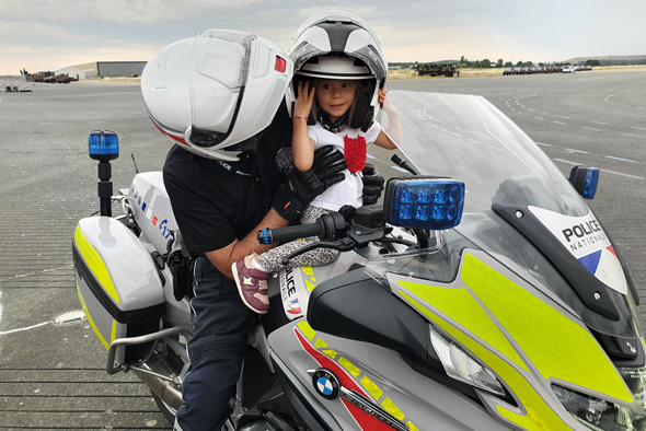 Une petite protégée sur une moto de police