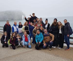 Le groupe devant les falaises d'Étretat