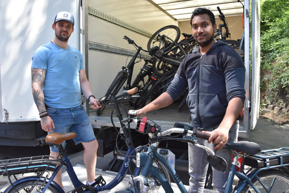 Grégoire et Yann déposent les vélos au siège