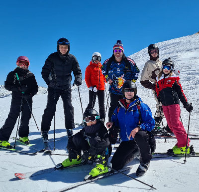 jeunes orphelins faisant du ski à Montgenèvre