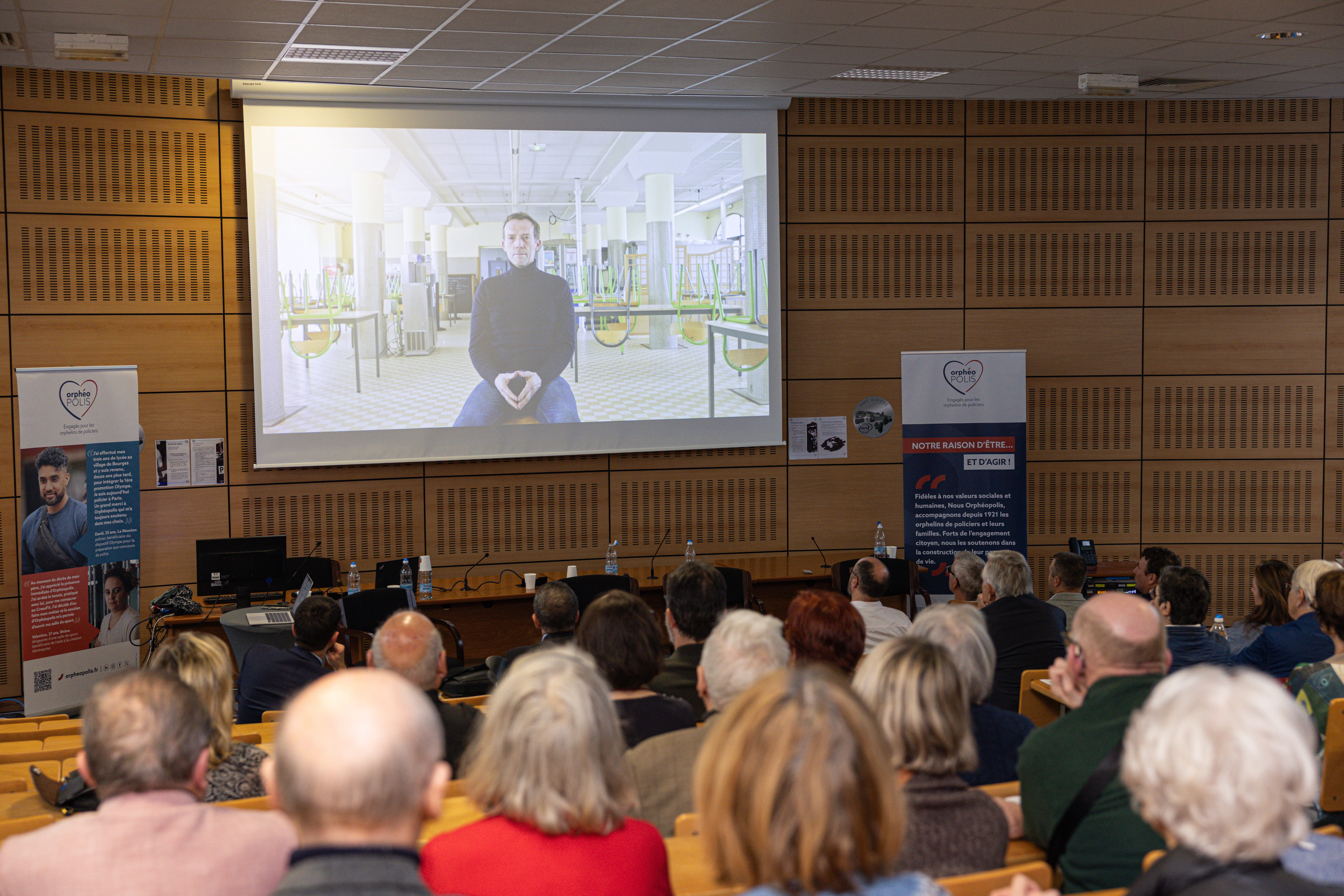 Nos bienfaiteurs regardant notre film des 100 ans d'Orphéopolis