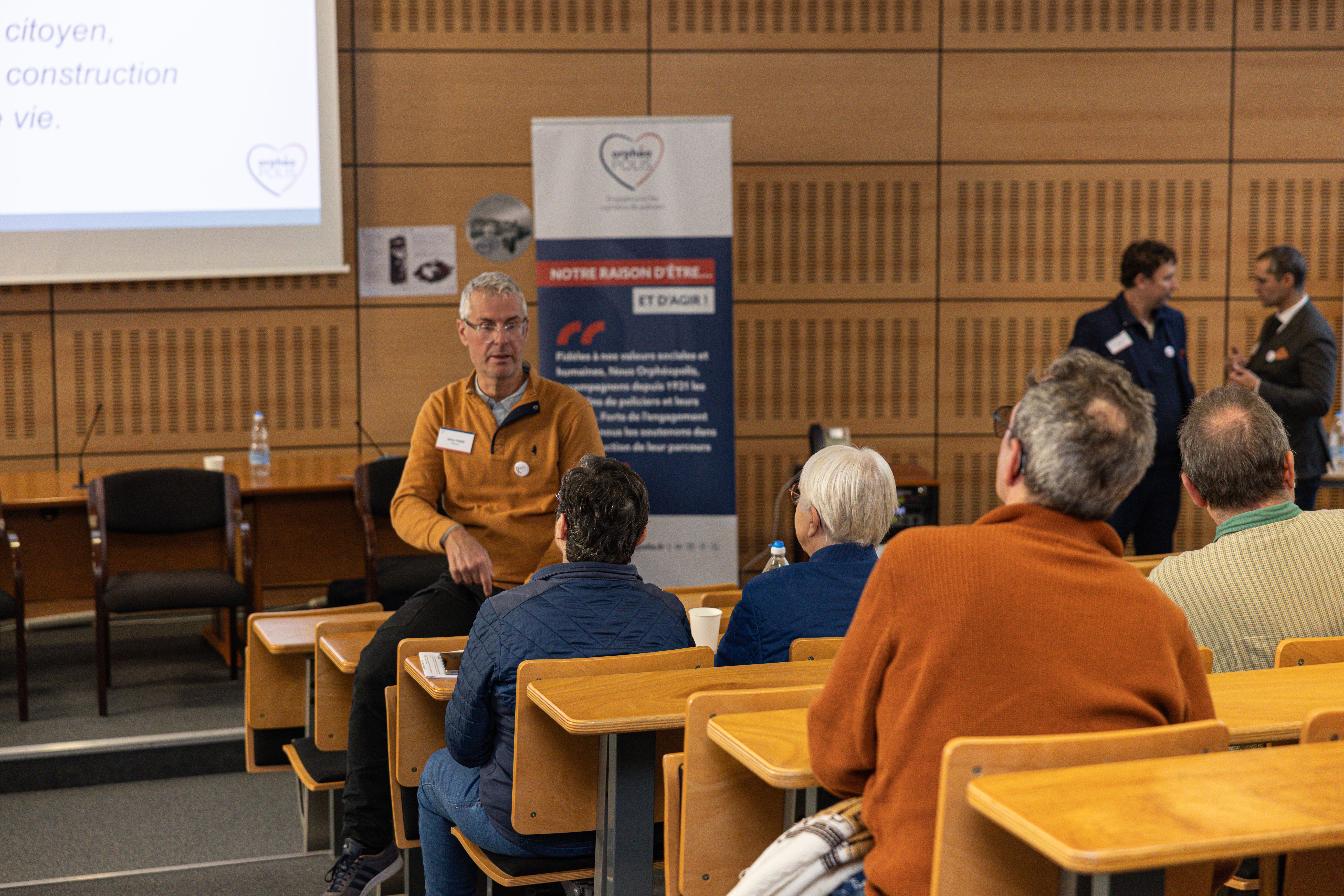 Policier veuf discutant avec nos bienfaiteurs
