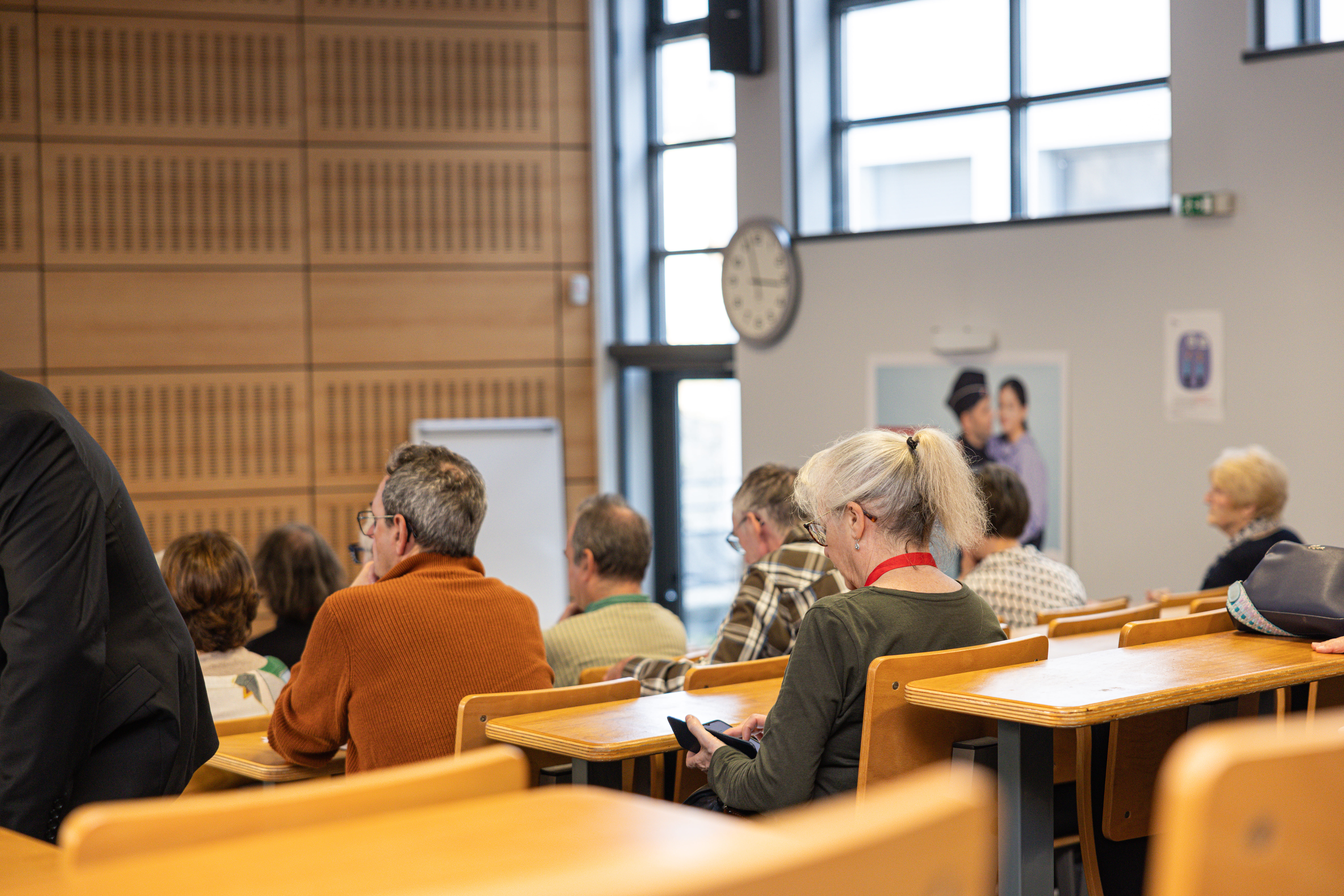 Nos bienfaiteurs écoutant le discourt de notre président autour d'une table ronde