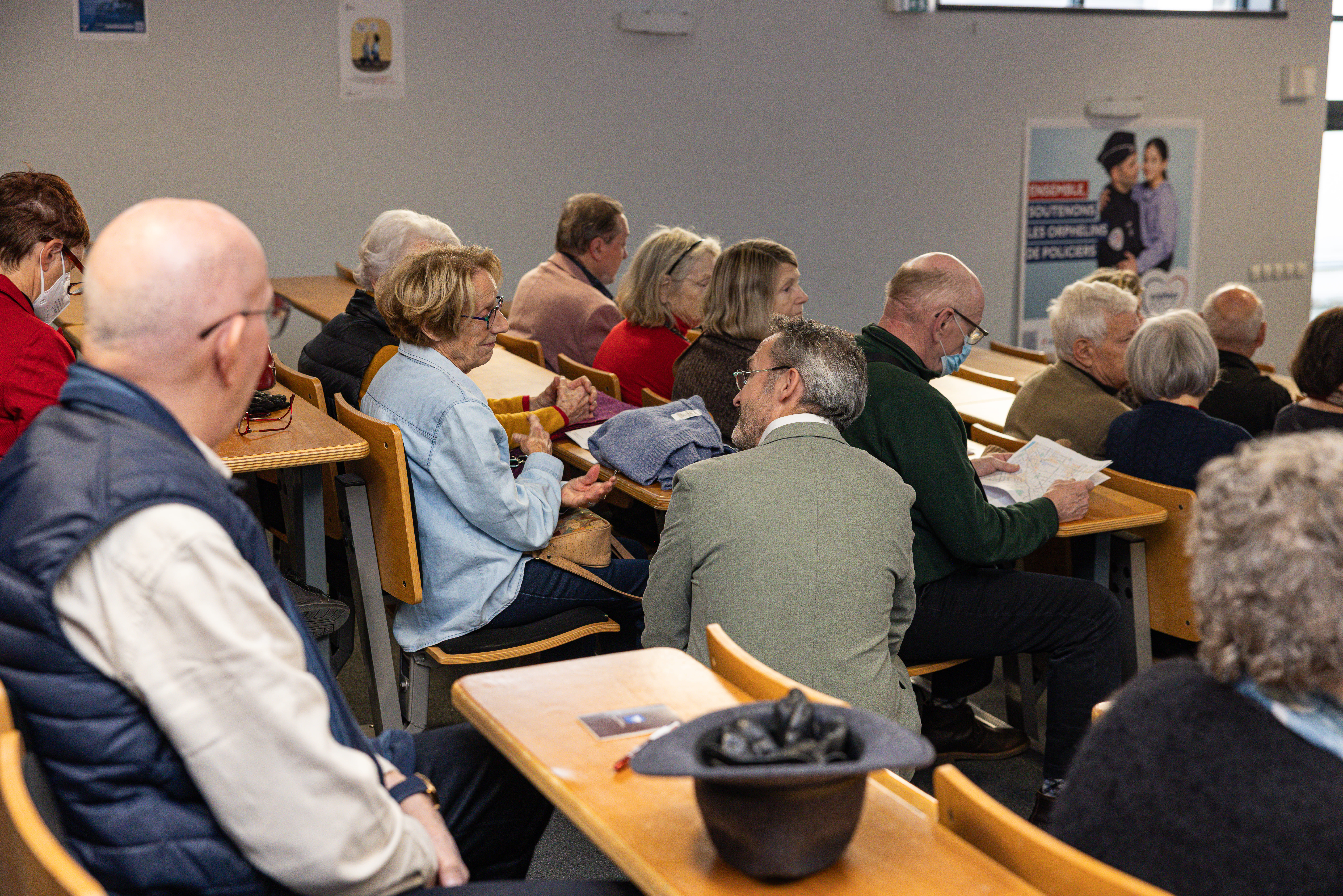 Nos bienfaiteurs écoutant un discours