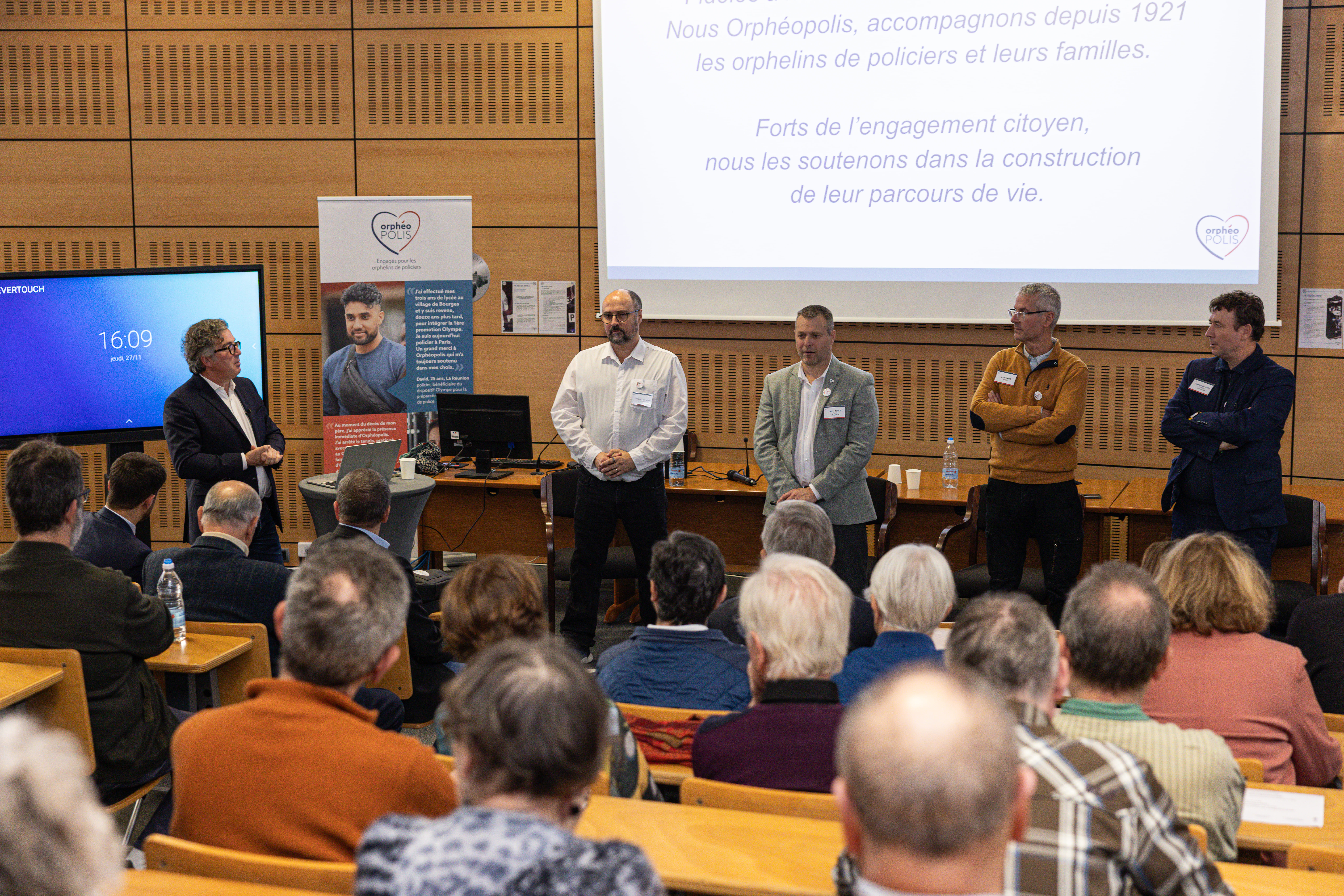 Nos bienfaiteurs écoutant le discourt de notre président autour d'une table ronde