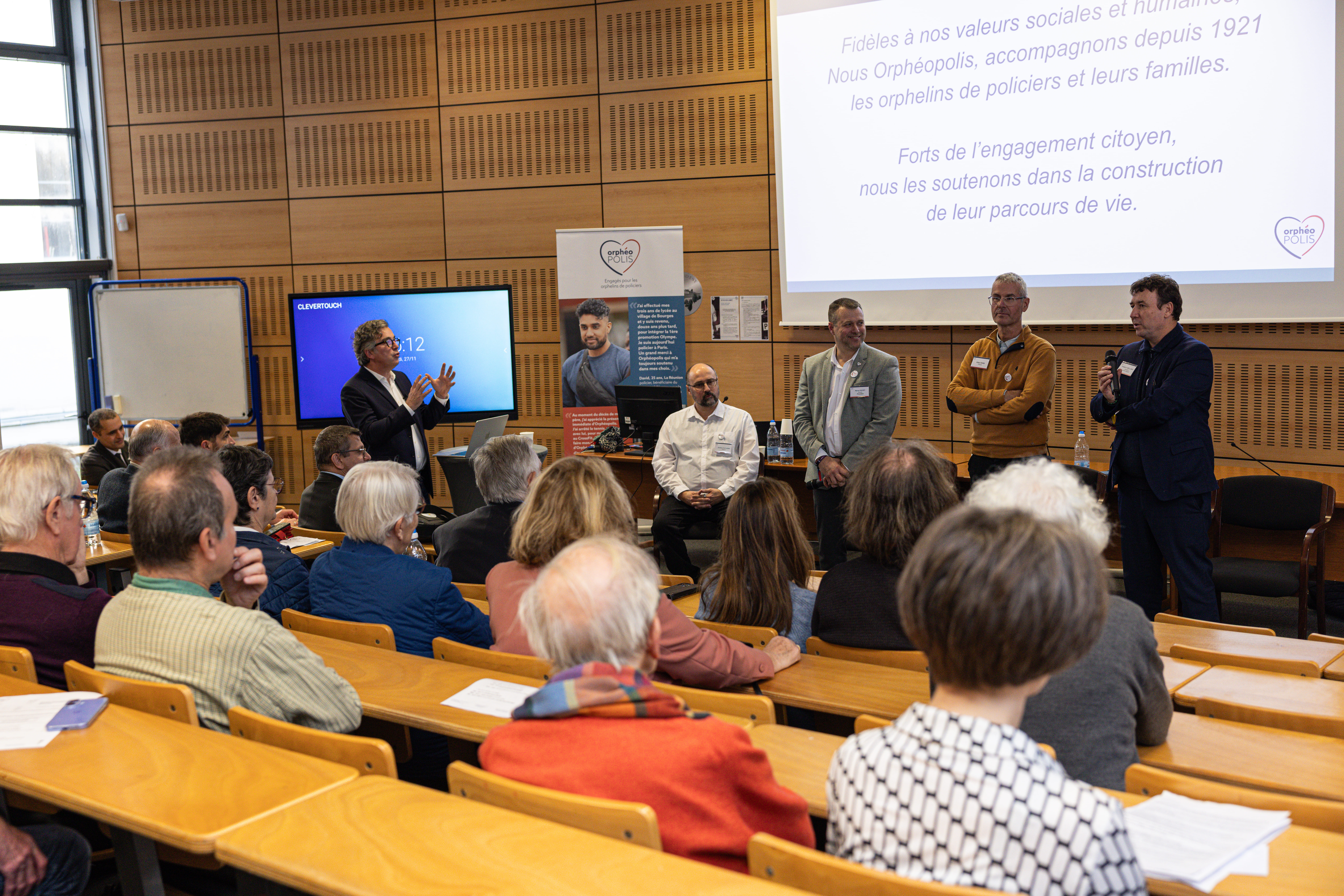 Nos bienfaiteurs écoutant le discourt de notre président autour d'une table ronde