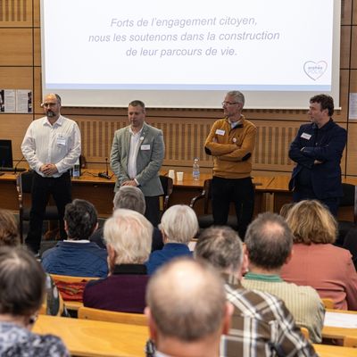 prise de parole de notre président, Frédéric Bellamy, directeur de l'action sociale et Jérôme Ducarre, référent social dans un amphithéatre
