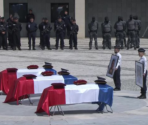 Cercueils des trois policiers morts en service dans la cour de l'école de police de Roubaix
