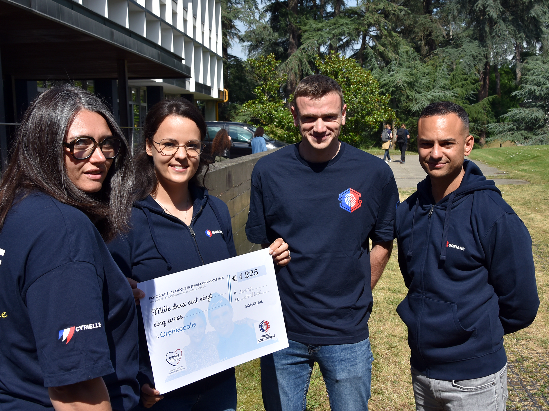 Cyrielle, Morgane, Lucas et Sofiane portant le chèque