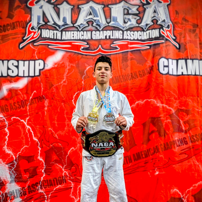 mathis posant avec ces médailles et ceinture