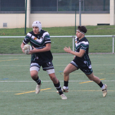 Nolan tenant son ballon de rugby